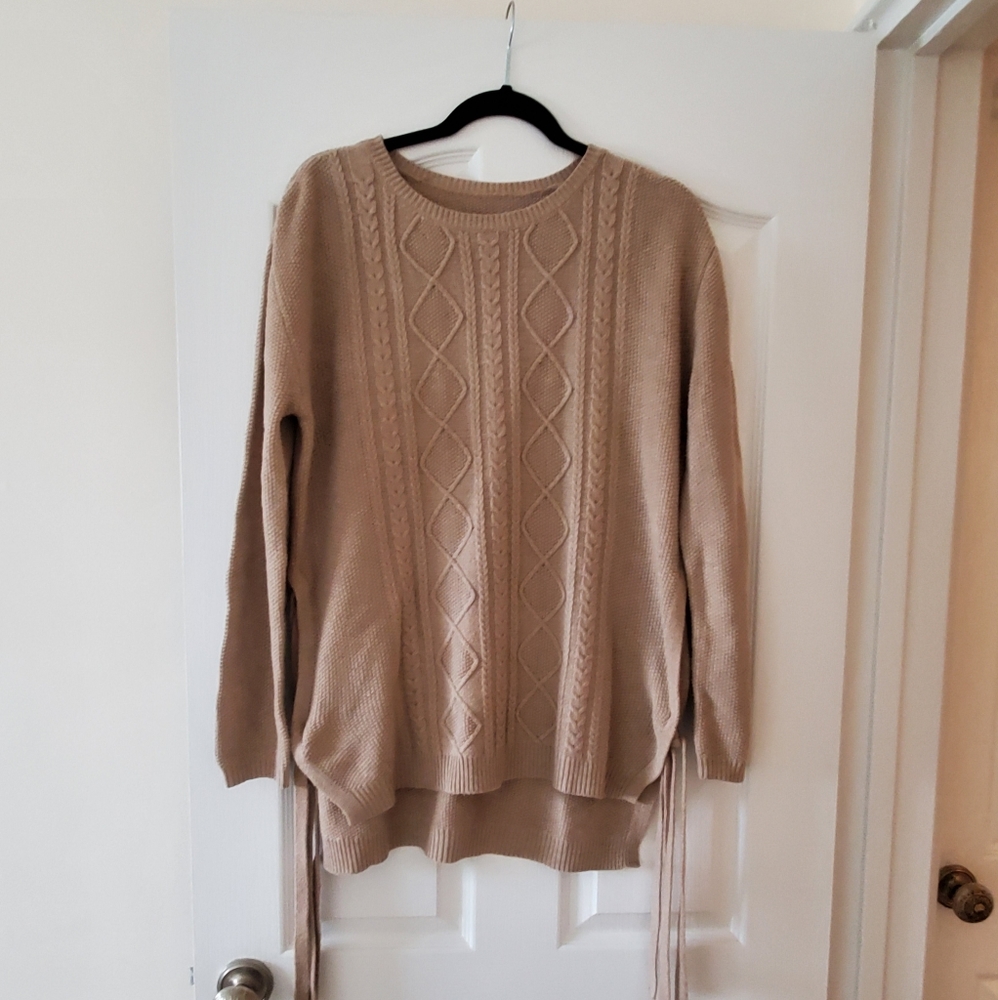 Loose cable-knit brown sweater with slits
